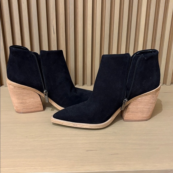 Black Suede Ankle Boots Vince Camuto 7.5
NWOB Grendan - Picture 3 of 8